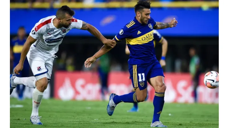 Eduardo Salvio of Boca Juniors (right) fights for the ball with Andrés Cadavid of Deportivo Independiente Medellín during a Group H match of the Copa Libertadores 2020 (Getty).
