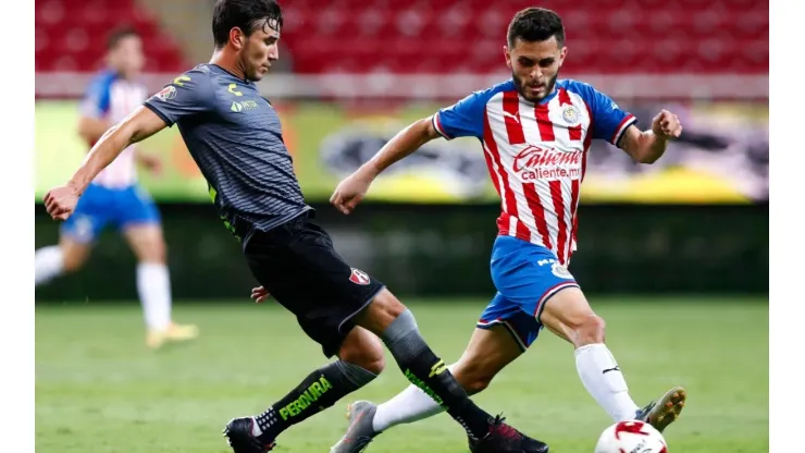 Chivas and Atlas clash in another edition of one of the best derbies in Mexico. (Getty)
