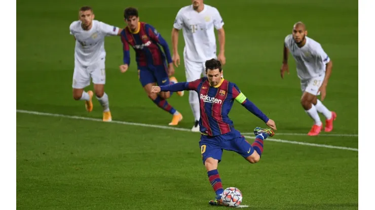 Lionel Messi taking the penalty to open the score in Barcelona's 5-1 win. (Getty)
