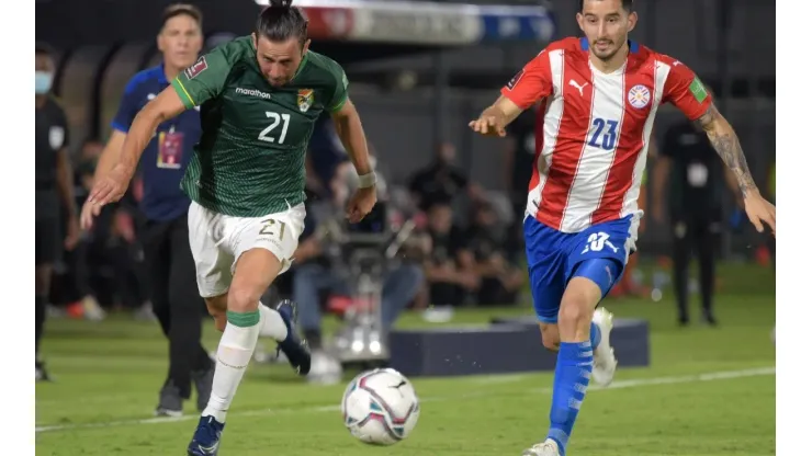 Oscar Ribera and Mathias Villasanti fight for the ball. (Getty)
