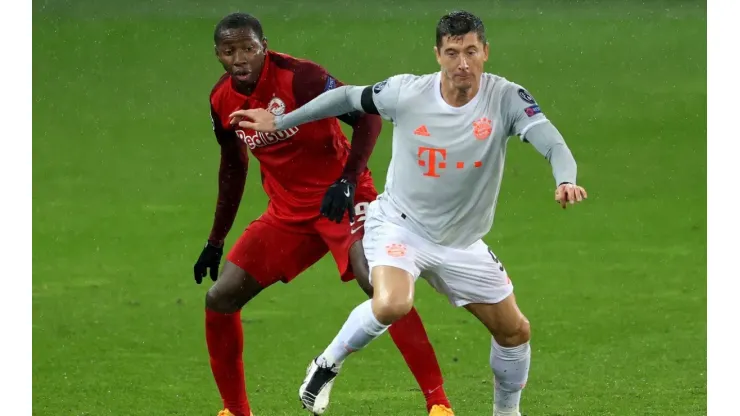 Robert Lewandowski fights for the ball during UCL matchday 3. (Getty)
