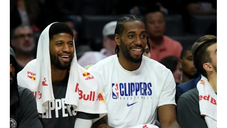 Paul George (left) and Kawhi Leonard (right) during a Clippers game. (Getty)
