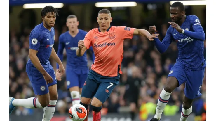 Richarlison of Everton (centre) battling for possession with Reece James (left) and Antonio Rudiger of Chelsea (right). (Getty)
