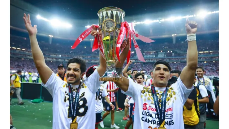 Chivas Guadalajara celebrate their 2nd title against Toronto FC in 2018. (Getty)
