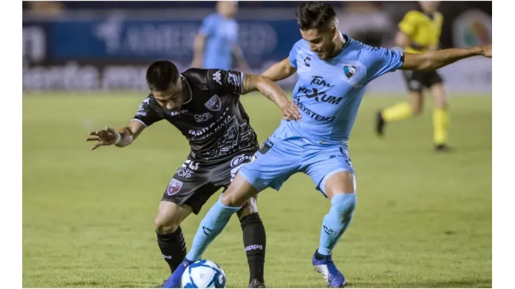 Tampico Madero's Gaddy Aguirre fighting for the ball against Atlante. (Getty)
