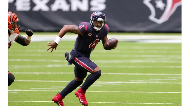 Deshaun Watson chased by Margus Hunt. (Getty)
