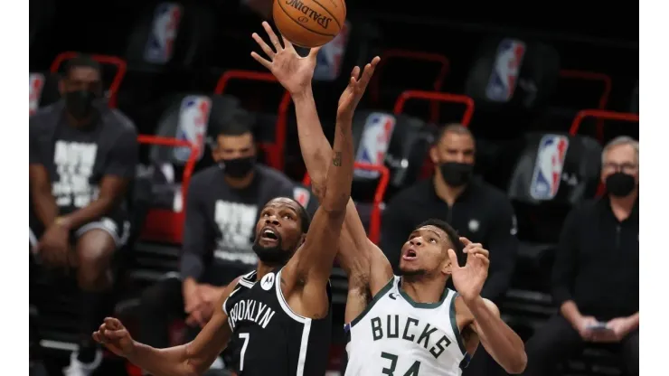 Kevin Durant and Giannis Antetokounmpo go for the ball. (Getty)
