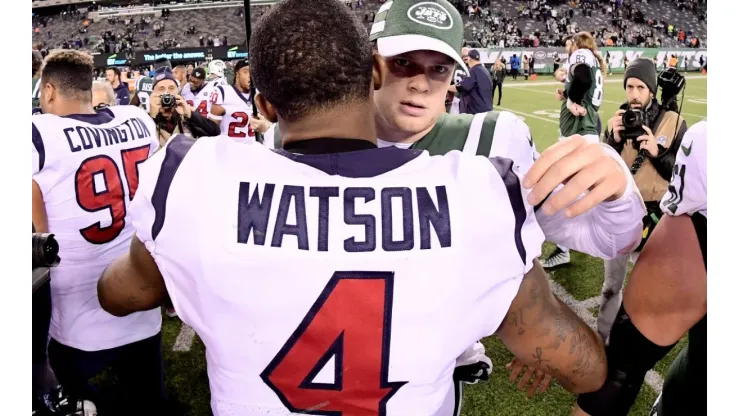 Deshaun Watson and Sam Darnold could exchange teams this offseason. (Getty)
