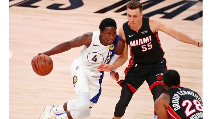 Victor Oladipo (left) of the Indiana Pacers dribbles as Duncan Robinson (right) of the Miami Heat. (Getty)
