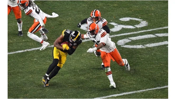 JuJu Smith-Schuster vs. the Browns. (Getty)
