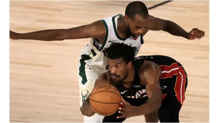 Khris Middleton guarding Jimmy Butler. (Getty)
