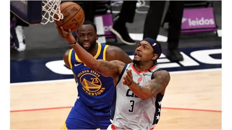 Bradley Beal scores over Draymond Green. (Getty)
