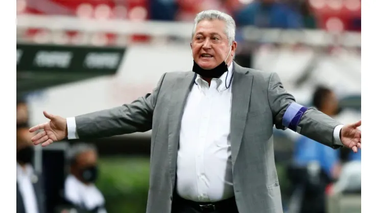 Víctor Manuel Vucetich is currently managing his third tournament with Chivas (Getty Images).
