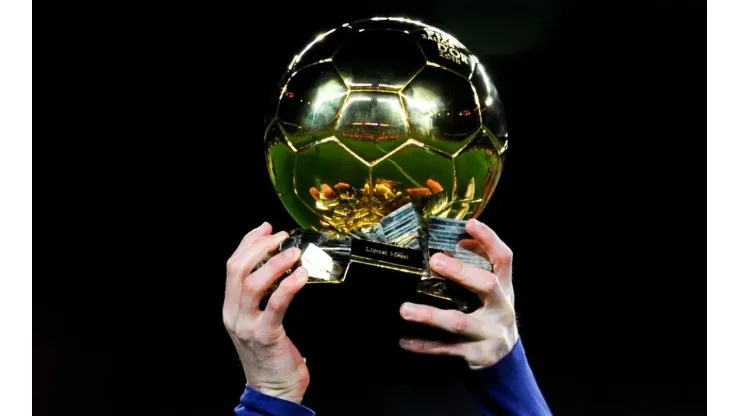 Lionel Messi holding the Ballon d'Or in 2016.
