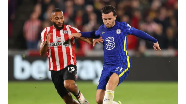 Bryan Mbeumo of Brentford (left) fight for ball control against Ben Chilwell of Chelsea
