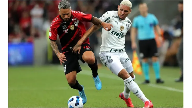 Marlos of Athletico Paranaense fights for the ball with Rafael Navarro of Palmeiras
