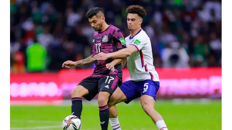 Jesus Corona (L) of Mexico fights for the ball with Antonee Robinson (R) of United States
