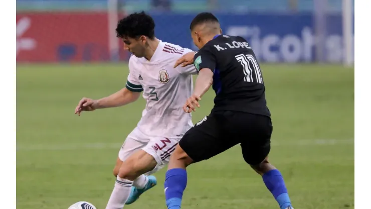 Jorge Sánchez of Mexico competes for the ball with Kevin López of Honduras
