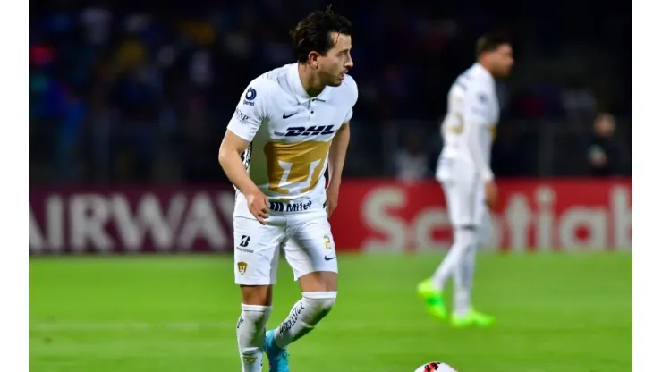 Alan Mozo of Pumas controls the ball during the semifinal first leg match between Pumas UNAM and Cruz Azul
