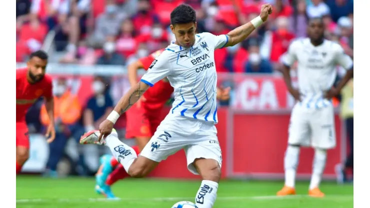 Maximiliano Meza of Monterrey controls the ball during the match between Toluca and Monterrey
