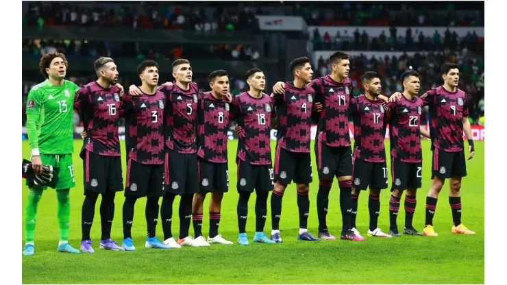 Players of Mexico pose during the national anthem
