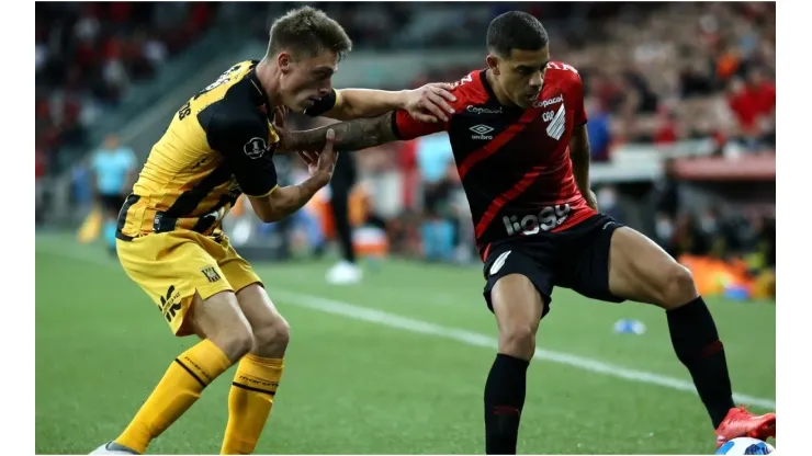 David Terans (R) of Athletico Paranaense competes for the ball with Yvo Calleros of The Strongest
