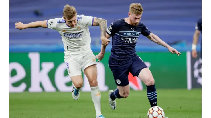 Toni Kroos and Kevin De Bruyne during the match at the Santiago Bernabeu
