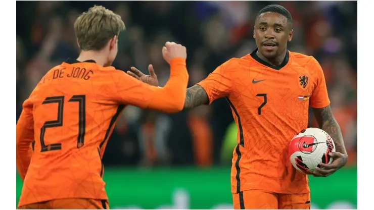 Steven Bergwijn of Netherlands celebrates with Frenkie de Jong
