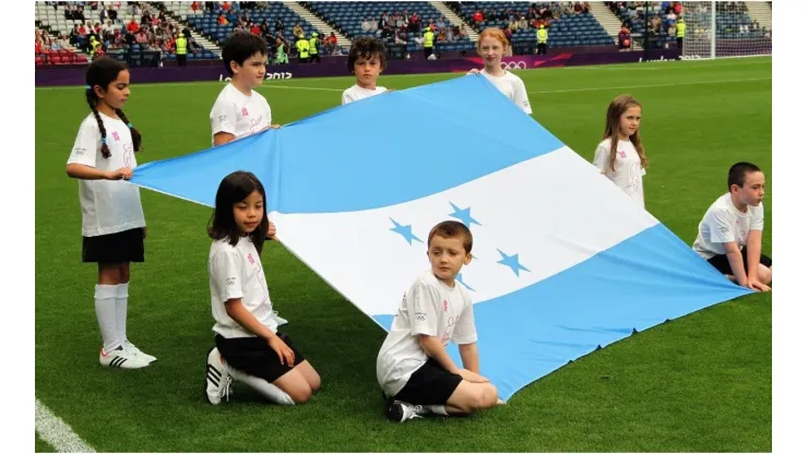 Children display the national flag of Honduras
