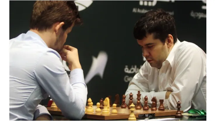 Magnus Carlsen (L) and Ian Nepomniachtchi (R) in a chess game
