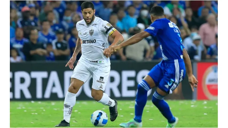 Hulk of Atletico Mineiro competes for the ball with Eddie Guevara of Emelec
