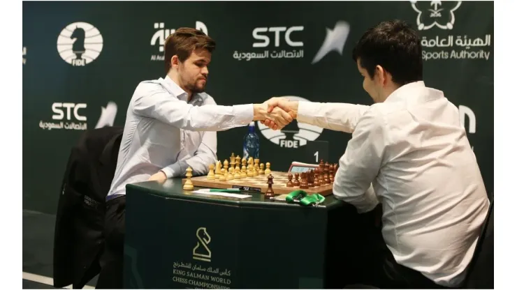 Magnus Carlsen (L) and Ian Nepomniachtchi (R) in a chess game
