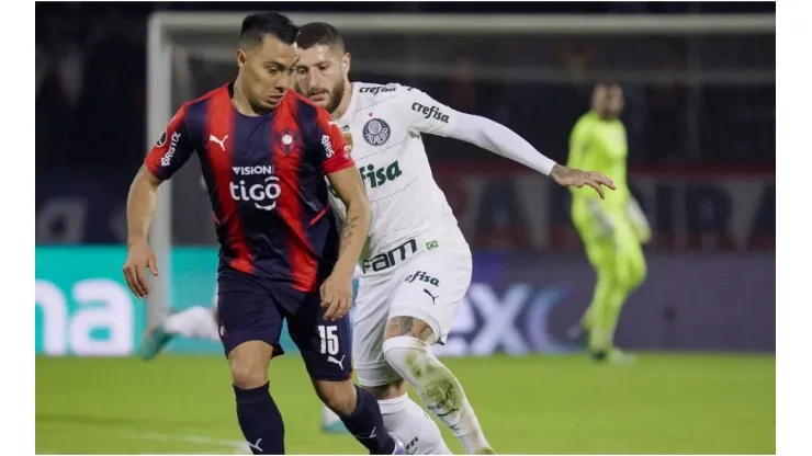 Ze Rafael (B) of Palmeiras fights for the ball with Angel Rodrigo Lucena of Cerro Porteño
