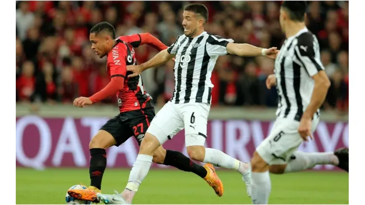 Vitor Hugo of Athletico Paranaense fights for the ball with Alvaro Marcial Campuzano of Libertad
