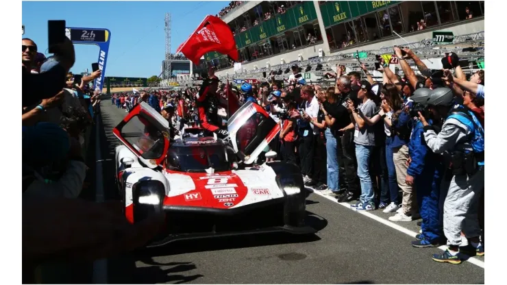 Sebastien Buemi, Brendon Hartley, Ryo Hirakawa celebrate their victory in Le Mans
