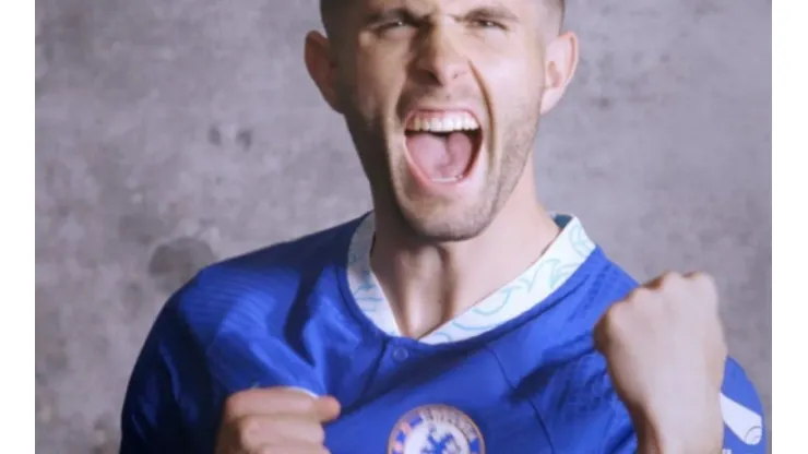 Christian Pulisic in Chelsea's new home kit
