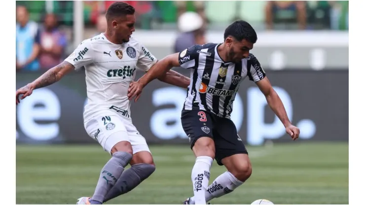 Rafael Navarro of Palmeiras and Junior Alonso of Atletico Mineiro
