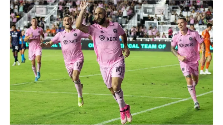 onzalo Higuaín 10, Robert Taylor 16, and Indiana Vassilev of Inter Miami CF
