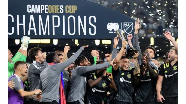 Columbus Crew lift the 2021 Campeones Cup
