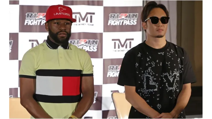 Boxer Floyd Mayweather Jr. (L) and mixed martial artist Mikuru Asakura
