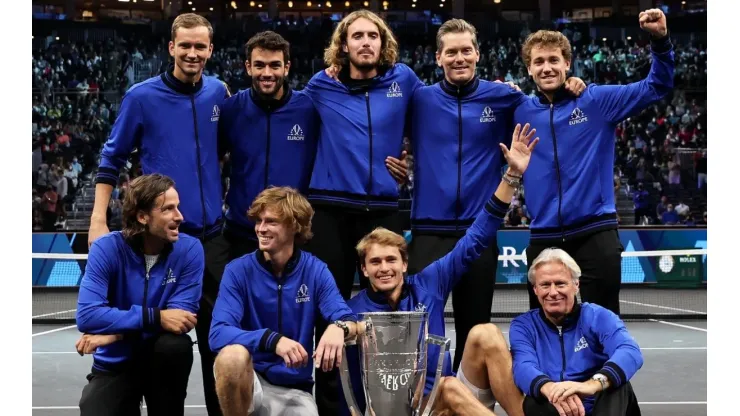 Team Europe poses with the Laver Cup trophy
