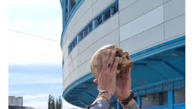 Racing fan with skull
