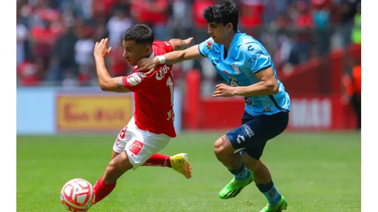 Jean Meneses of Toluca and Kevin Alvarez of Pachuca
