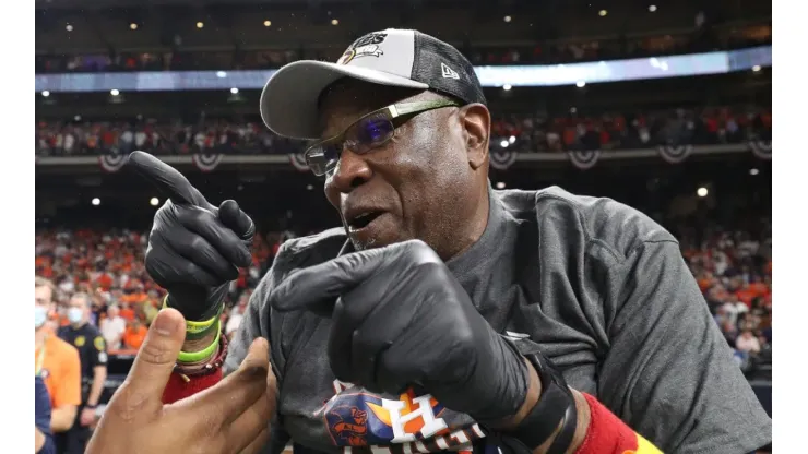 Dusty Baker with his black gloves
