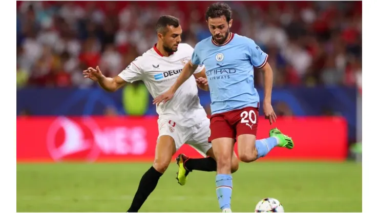 Bernardo Silva of Manchester City is challenged by Joan Jordan of Sevilla FC
