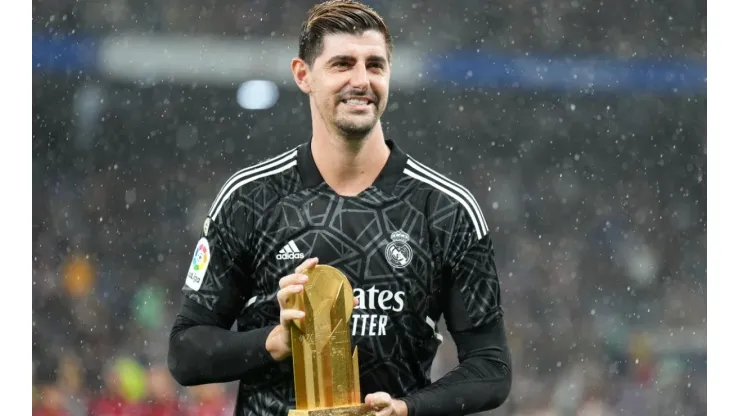 Thibaut Courtois presenting the Yashin Trophy.
