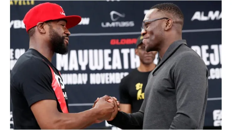 Floyd Mayweather Jr. (L) and Deji Olatunji (R) shake hands
