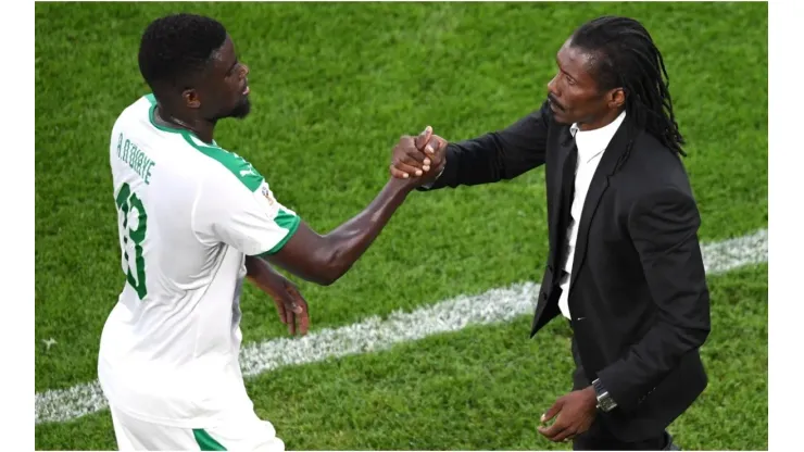 Alfred Ndiaye shakes hands with Aliou Cisse
