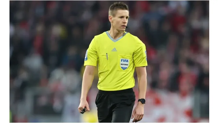 Referee Daniel Siebert
