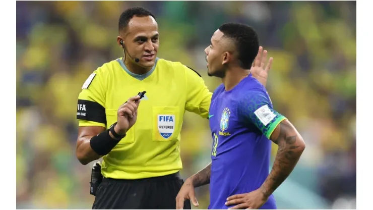 Referee Ismail Elfath speaks to Gabriel Jesus of Brazil
